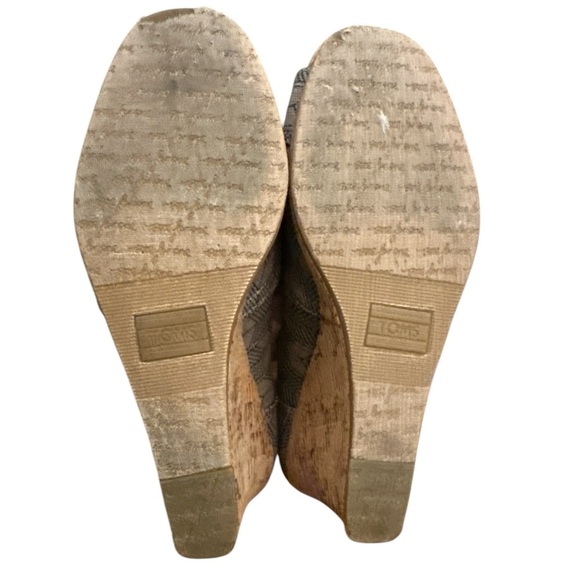 TOMS cork wedge peep toe sandal. Neutral color with subtle geometric pattern - Picture 4 of 4